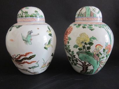 null Paire de vases couverts de forme ovaoïde en porcelaine à décor polychrome de...