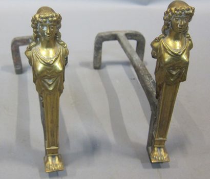 null Paire de chenets en bronze doré représentant un terme féminin.

Transformation...