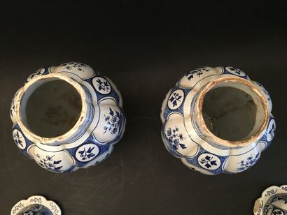 null Deux grands vases balustre couverts en faïence à décor blanc bleu, dans le goût...