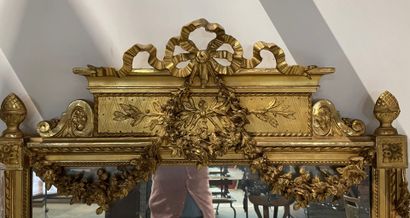 null Miroir en bois et stuc doré, à riche décor de guirlandes de fleurs.

Style Louis...