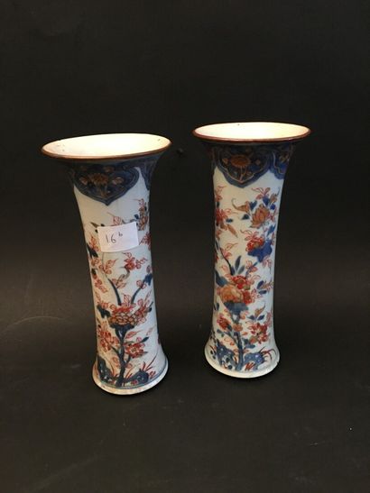 null CHINE. Paire de vases cornet en porcelaine à décor Imari de fleurs. XIXe siècle;

...