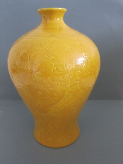 null Vase meiping en porcelaine émaillée jaune à décor incisé de nuages. 

Chine,...