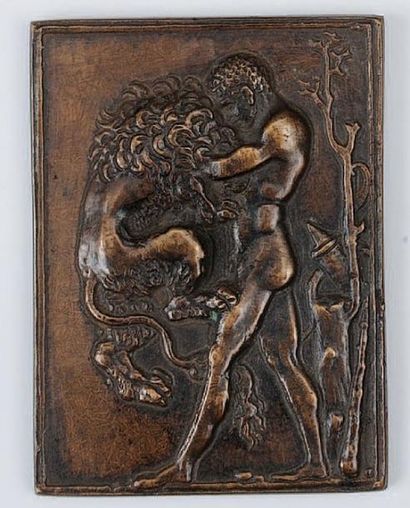 null Hercule et lion de Némée. Plaquette de bronze rectangulaire, attribuée à Moderno....