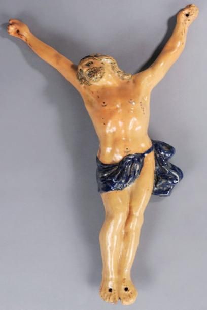 ROUEN, fabrique de la Métairie Christ en croix en faïence à décor polychrome au naturel....