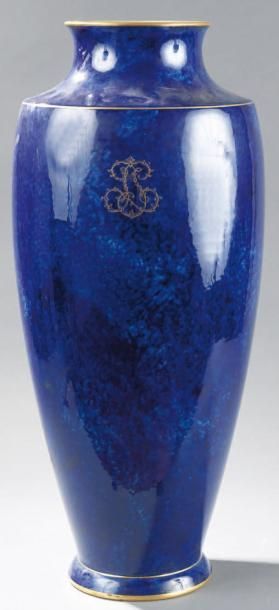 SÈVRES Grand vase fuseau en porcelaine à épaulement à fond bleu "nuagé", décoré de...
