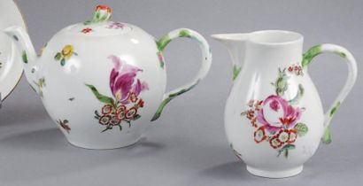 MEISSEN Théière et pot à lait à décor floral polychrome. Deuxième moitié du XVIIIème...