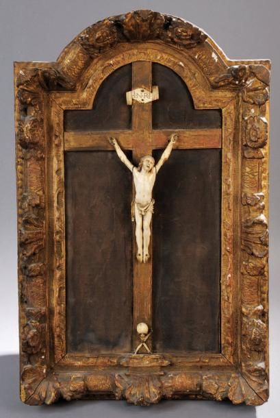 null Un christ en ivoire dans un cadre en bois sculpté doré. Epoque Louis XIV. 59,5...