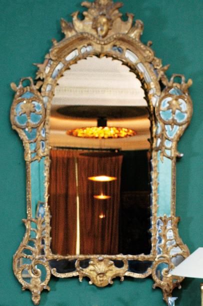 null Grand miroir à fronton double dans un encadrement en bois. Epoque Louis XV (restaurations)....