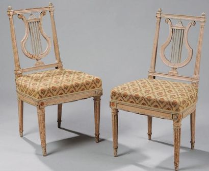 Une paire de chaises à dossier lyre en bois...