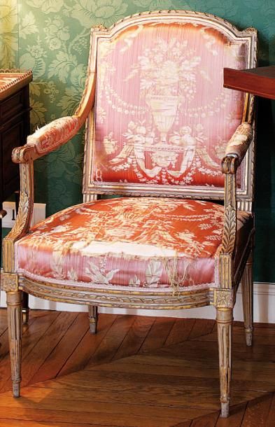 null Suite de six fauteuils laqués et dorés, dossier plat à la reine richement sculpté....