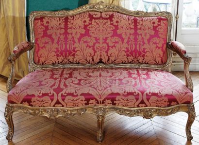 null Canapé à châssis en hêtre richement sculpté et doré. Style Louis XV, milieu...