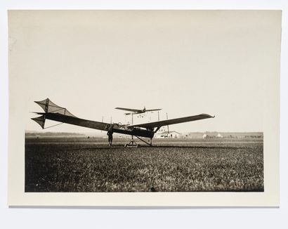 null Lucien Loth (1885-1978)

Antoinette n°2

Aircraft close to the ground and antennas

Aviation...