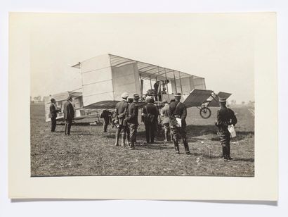 null Lucien Loth (1885-1978)

Étienne Bunau-Varillat with a passenger

Aviation week,...