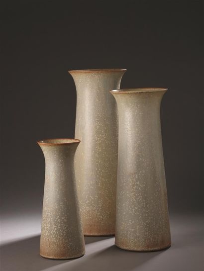 null Christian LIAIGRE (né en 1943)

Suite de trois vases en grès au modèle à corps

tubulaire...