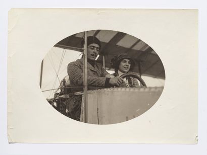 null Lucien LOTH (1885-1978)

Roger Sommer on a Farman biplane

Paulhan with a passenger...