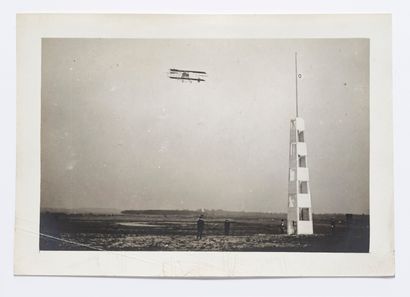  Lucien LOTH (1885-1978) 
Avion qui vire à la tour de contrôle, en 1909 
Première...