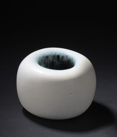  Georges JOUVE (1910-1964) 
Vase « Galet » (modèle créé en 1957). Épreuve en céramique...
