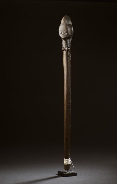  Baoule command staff, Ivory Coast 
Wood with brown patina. 
H. 52 cm 
It is surmounted...