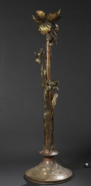  FRENCH WORK 
Floor lamp " Iris " in brass and copper stamped and chased with four...