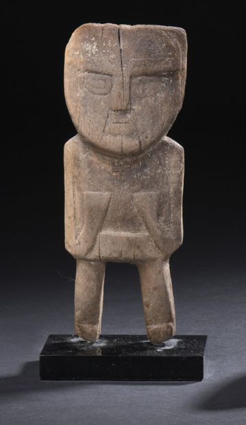 Standing figure 
Wood. 
Chimu culture, Peru....