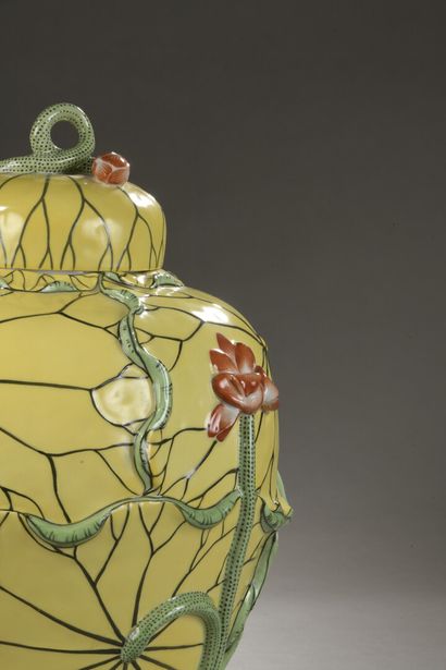  Camille LE TALLEC (1906-1991) 
Paire de vases couverts en porcelaine à décor polychrome...