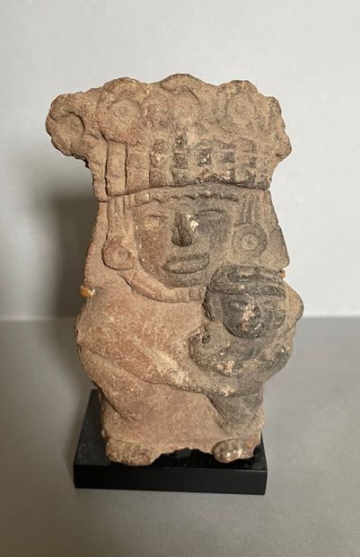 null Maternity


Standing woman wearing a high headdress with interlacing decoration....