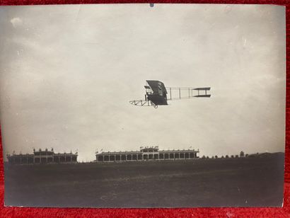 null Lucien LOTH (1885-1978)


Avion qui survole les tribunes


Première et deuxième...