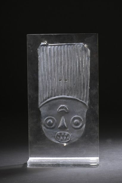 null Element of clothing or headdress representing a reversible face


Silver leaf...