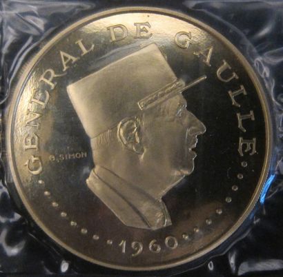 null Monnaie en or (900°) de 10.000 francs à l'effigie du Général de Gaule. 

République...