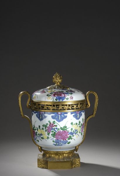 null CHINE - Époque QIANLONG (1736-1795)

Pot couvert en porcelaine bleu blanc à...