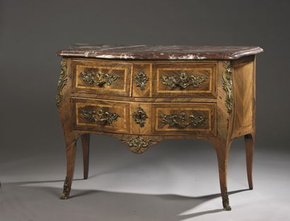 null Pierre MACRET (1727-1796)

Commode en bois de placage marquetée d'encadrements,...