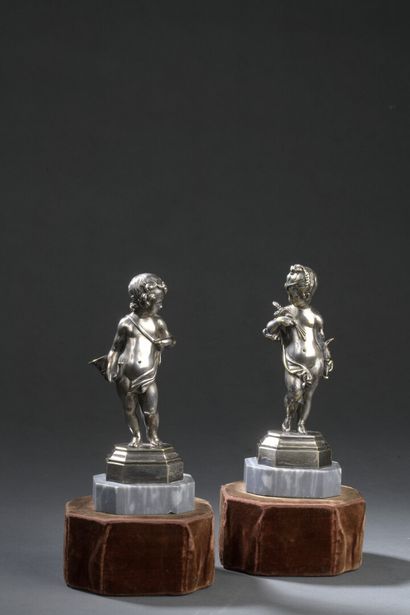 null Deux statuettes formant pendant en bronze argenté représentant pour l'une une...
