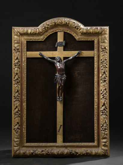 null Christ en croix en ébène sculpté.

XIXe siècle.

Dans un cadre en bois et stuc...