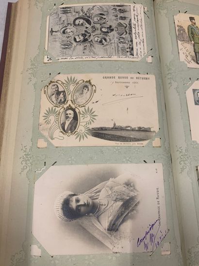 null Un album de cartes postales françaises diverses de Paris, de l'ancienne commune...