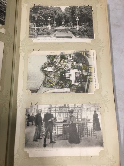 null Un album de cartes postales françaises diverses de la Vienne, de Vichy et de...