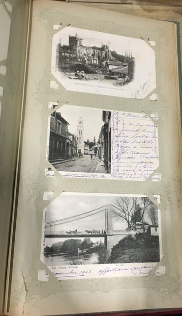 null Un album de cartes postales françaises de la Vienne et de la Haute-Vienne. Environ...