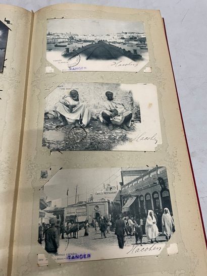 null Un album de cartes postales étrangères d'Italie et divers pays. Environ 290...