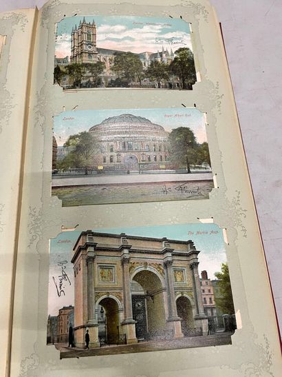 null Un album de cartes postales de la Grande-Bretagne et quelques cartes de l'Egypte...