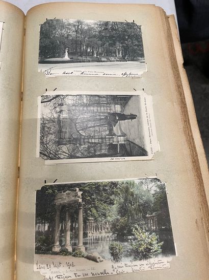 null Un gros album de cartes postales anciennes de Paris. Environ 480 cartes.