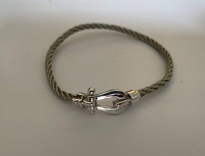 null FRED 

Bracelet "Force 10" composé d'une manille en or gris et d'un cable marin...