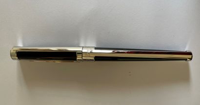 null S.T. DUPONT 

Silver plated metal and black lacquer fountain pen. Cartridge...