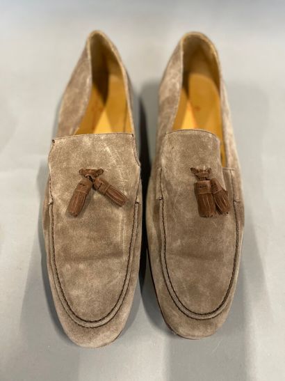 null Mathiew COOKSON 

Pair of natural suede loafers with brown tassels, 

size 44.5....