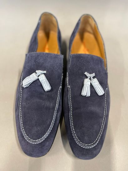 null Mathew COOKSON, ANONYMOUS

Lot of a pair of navy blue suede moccasins decorated...