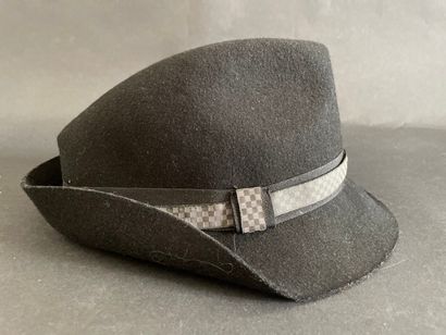 null Jean-Paul GAULTIER

Borsalino in black wool decorated with a black and grey...