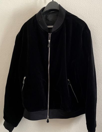 null HERMES

Black cotton velvet bomber, small collar and bottom of the jacket and...