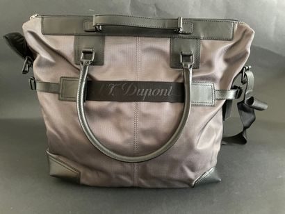 null ST DUPONT

Bag 40 cm in grey nylon and black leather, double handle, zipped...