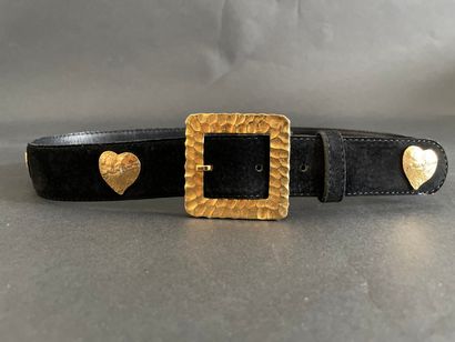 null Yves SAINT-LAURENT

Black suede belt embellished with gold metal hearts bearing...