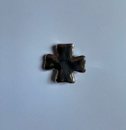 null Christian LACROIX

Broche "Croix" en métal gris.

Signée. H : 3,4 cm.