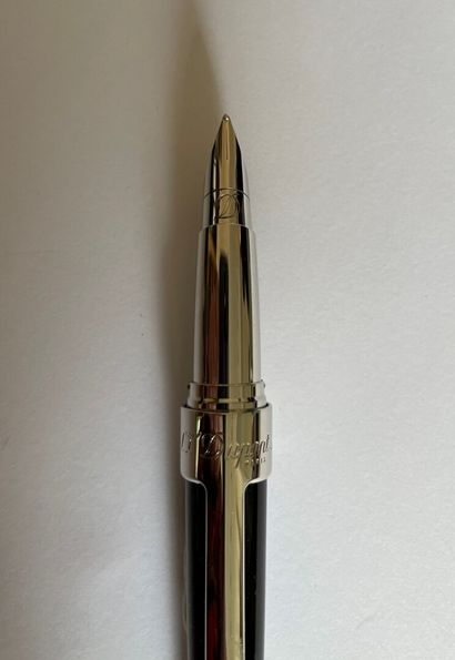 null S.T. DUPONT 

Silver plated metal and black lacquer fountain pen. Cartridge...