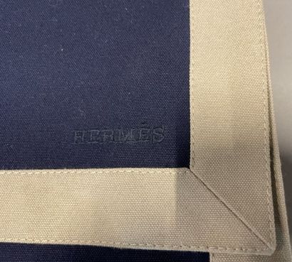 null HERMÈS Paris

Toilet bag in two-tone cotton, beige and navy blue, inside pocket...